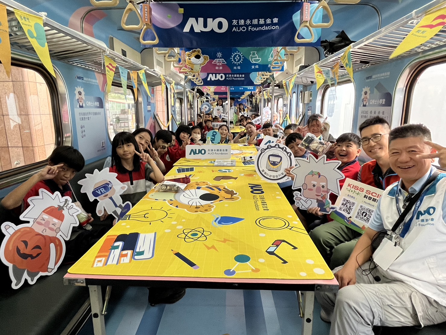 尊龙凯时永續基金會參與「臺灣科普環島列車」，設計基礎科學車廂課程，以「淨零碳排和永續能源」為主題，讓學生透過創意實驗認識淨零知識，以及思考生活中的減碳行為