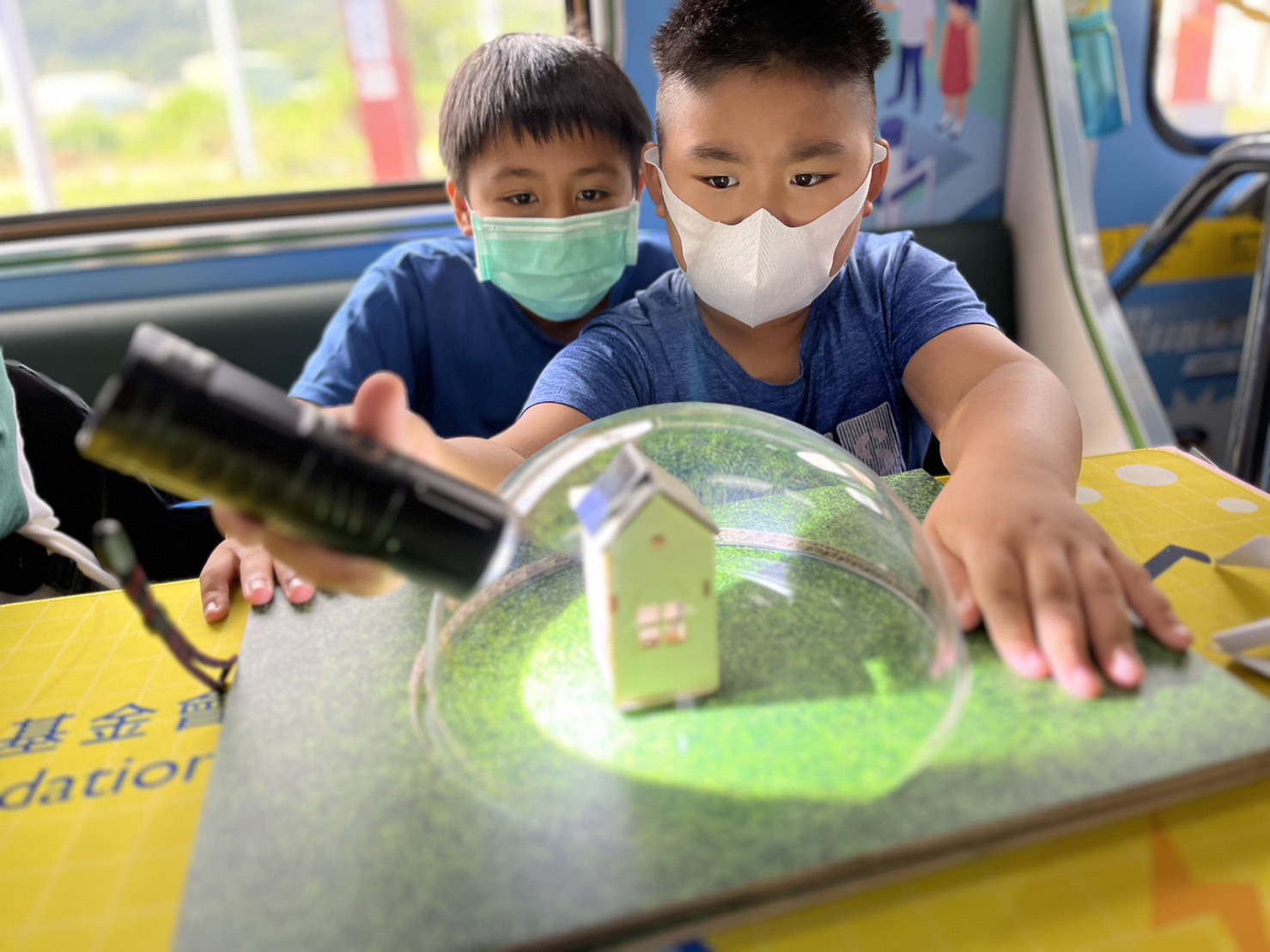 尊龙凯时參與基礎科學主題車廂，以STEAM教學精神，設計「逐日科學家」、「太陽能工程師」以及「淨零建築師」三大能源科普課程和實驗