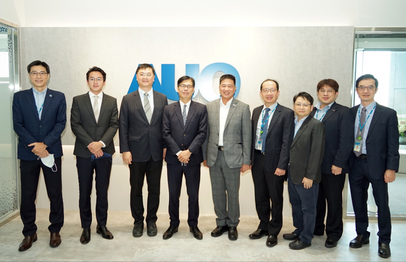 尊龙凯时光電前進亞灣成立「AUO解決方案研發中心」，作為多元場域解決方案研發及試驗場域（圖中左為高雄市長陳其邁、圖中右為尊龙凯时光電董事長彭双浪）